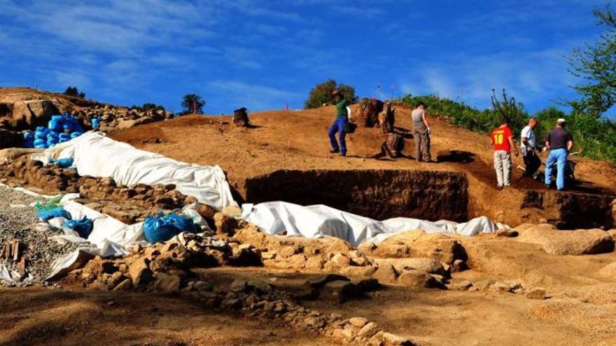 Las excavaciones en Monte do Castro se amplían hacia el exterior de las  murallas - Faro de Vigo