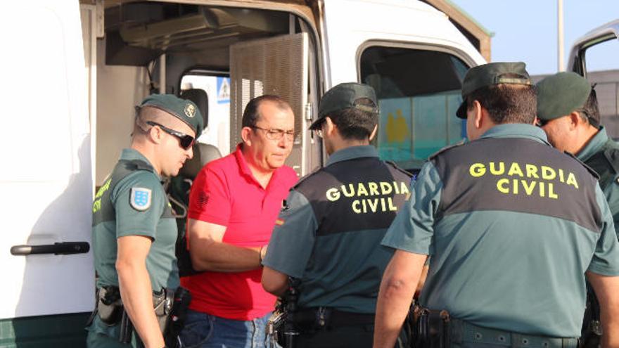 El procesado Eduardo Paz desciende de un furgón de la Guardia Civil tras su llegada al muelle de Corralejo, procedente de la prisión de Tahíche, ayer.