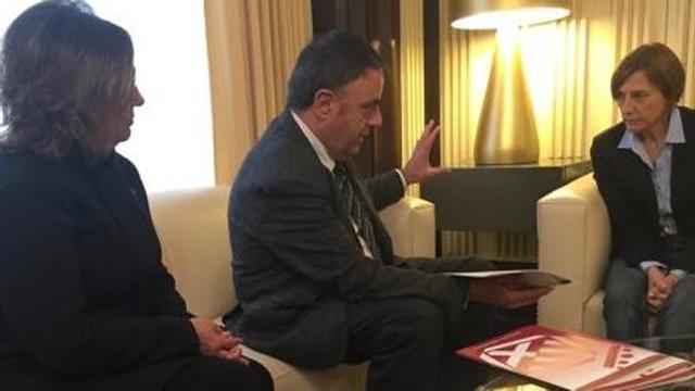 D'esquerra a dreta, Estefanell, Junyet i la Presidenta del Parlament, Carme Forcadell