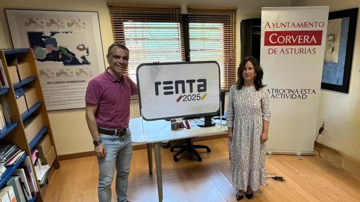 Iván Fernández y Rocío Martínez en la oficina habilitada por el Ayuntamiento.