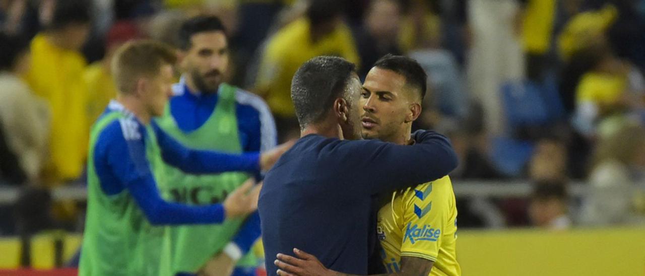 Jonathan Viera y Xavi García Pimienta se abrazan después de la sustitución del capitán, el sábado pasado en el choque entre la UD y el Oviedo. | | ANDRÉS CRUZ