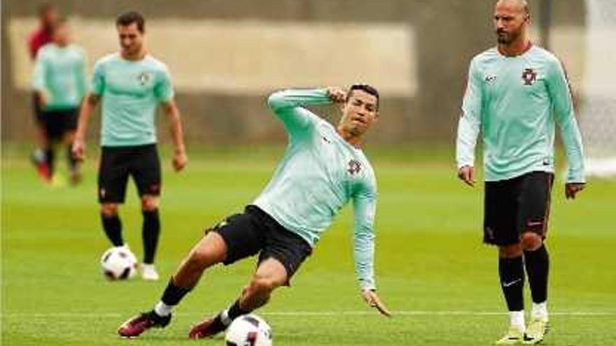 Cristiano Ronaldo, durant l&#039;últim entrenament amb Portugal abans del duel contra Gal·les.