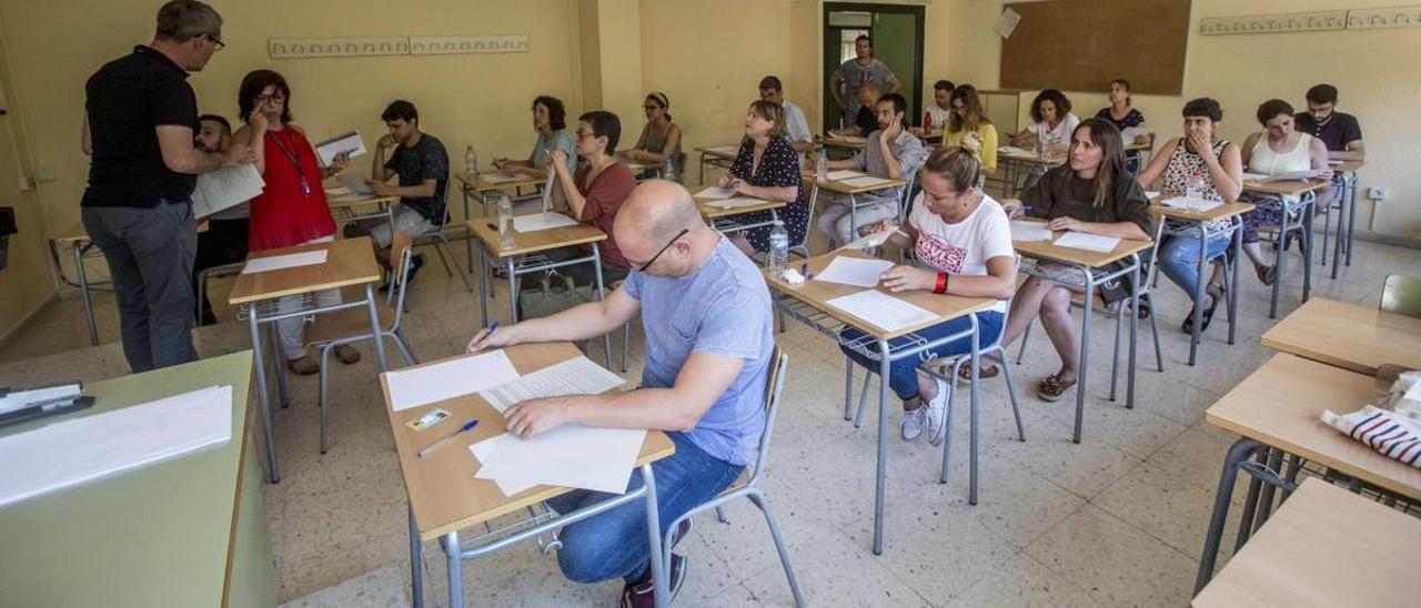 Aspirantes a docentes durante una oposición en Alicante