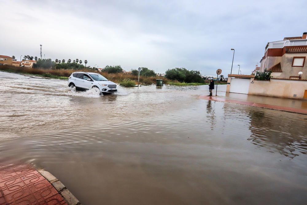 Inundaciones en Torrevieja. Avenidas y casas anegadas. Cien litros por metro cuadrado. Más de 30 intervenciones de Bomberos