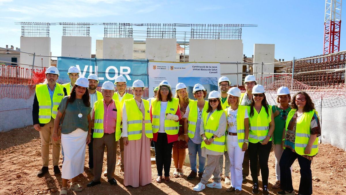 Foto de familia de las autoridades autonómicas y municipales que este lunes han visitado las obras de la USB de Consell.