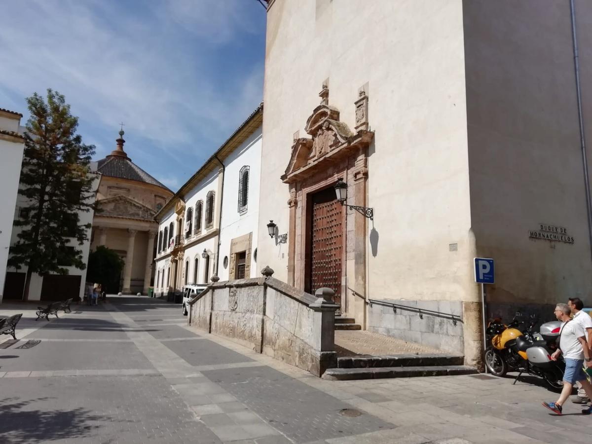 Colegio de Santa Catalina, inmueble declarado Bien de Interés Cultural (BIC), situado en la Plaza de la Compañía de la capital cordobesa.