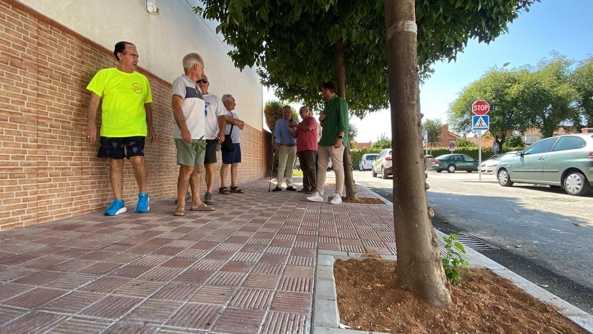 El alcalde de Sevilla, José Luis Sanz, de visita en la calle Espinela, en Sevilla Este, donde ha finalizado la reurbanización