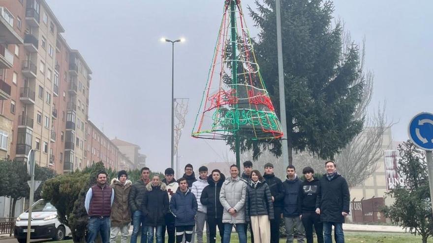 Alumnado y docentes del IES Los Sauces con el concejal de Fiestas, junto al árbol navideño. | E. P.