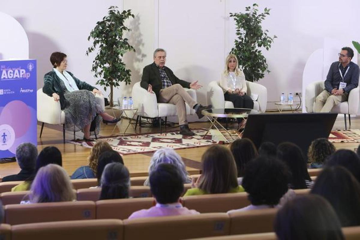 Susana Rey, Antonio Gómez Caamaño, Amparo Rodríguez y Juan Capelo en la reunión en Santiago.
