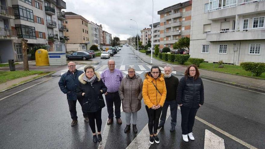 Los miembros de la gestora que forman la Plataforma Adelante con Monte Porreiro, en una calle del barrio. // Gustavo Santos