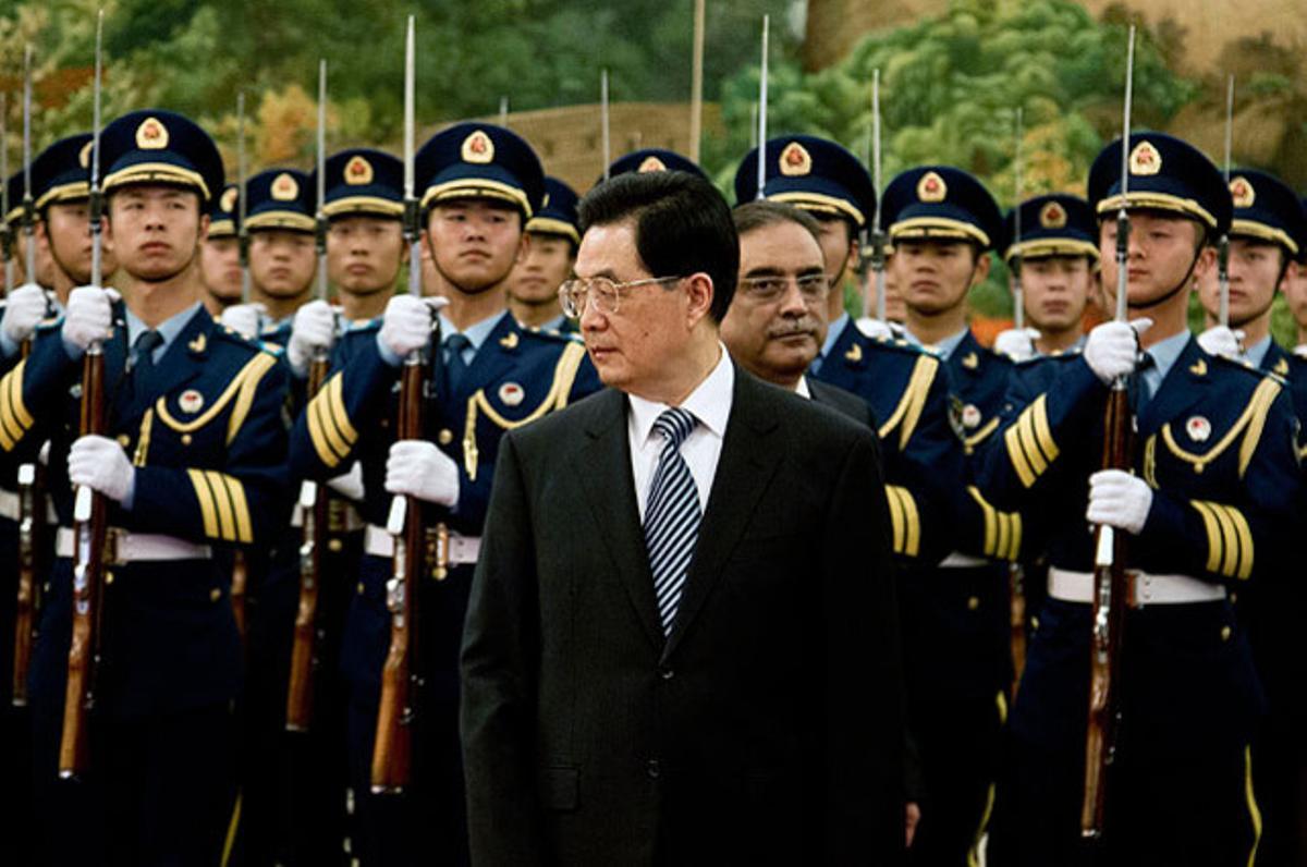 El president pakistanès, Asif Ali Zardari (centre), camina darrere del seu homòleg xinès, Hu Jintao, mentre inspeccionen la guàrdia d’honor durant una cerimònia de benvinguda al Gran Palau del Poble, a Pequín.