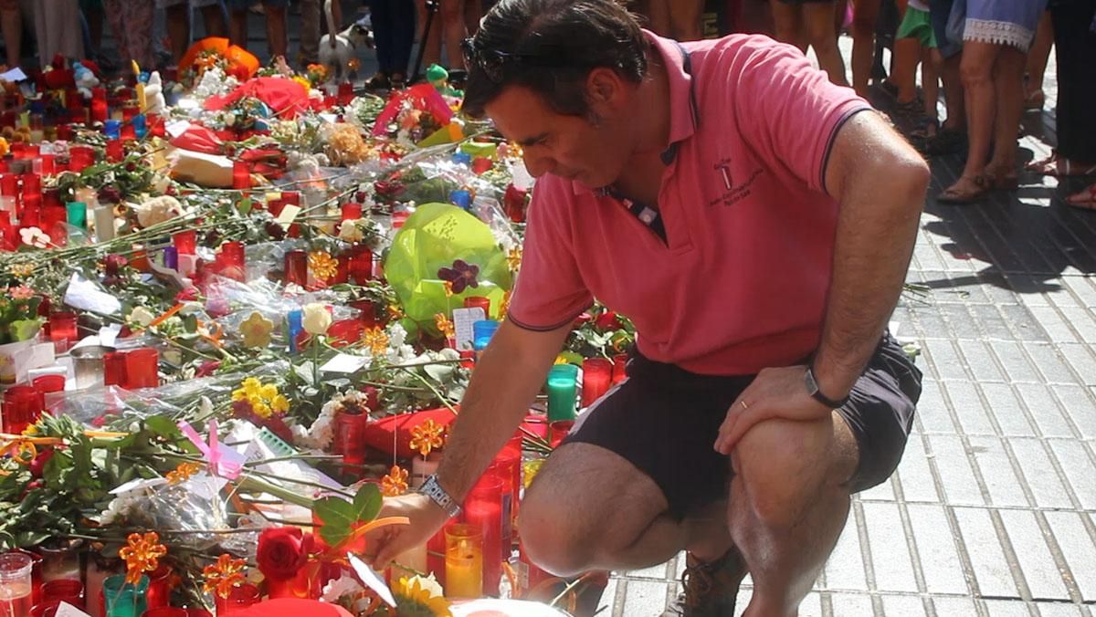 Una setmana després de l’atemptat, la Rambla s’omple de flors i altars simbòlics poor les víctimes.