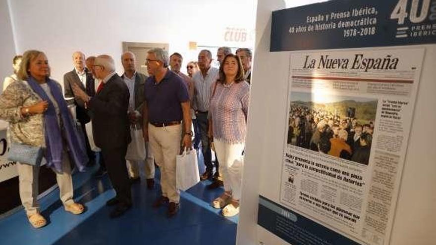 Mercedes Fernández, a la izquierda, en el stand de LA NUEVA ESPAÑA en la Feria de Muestras.