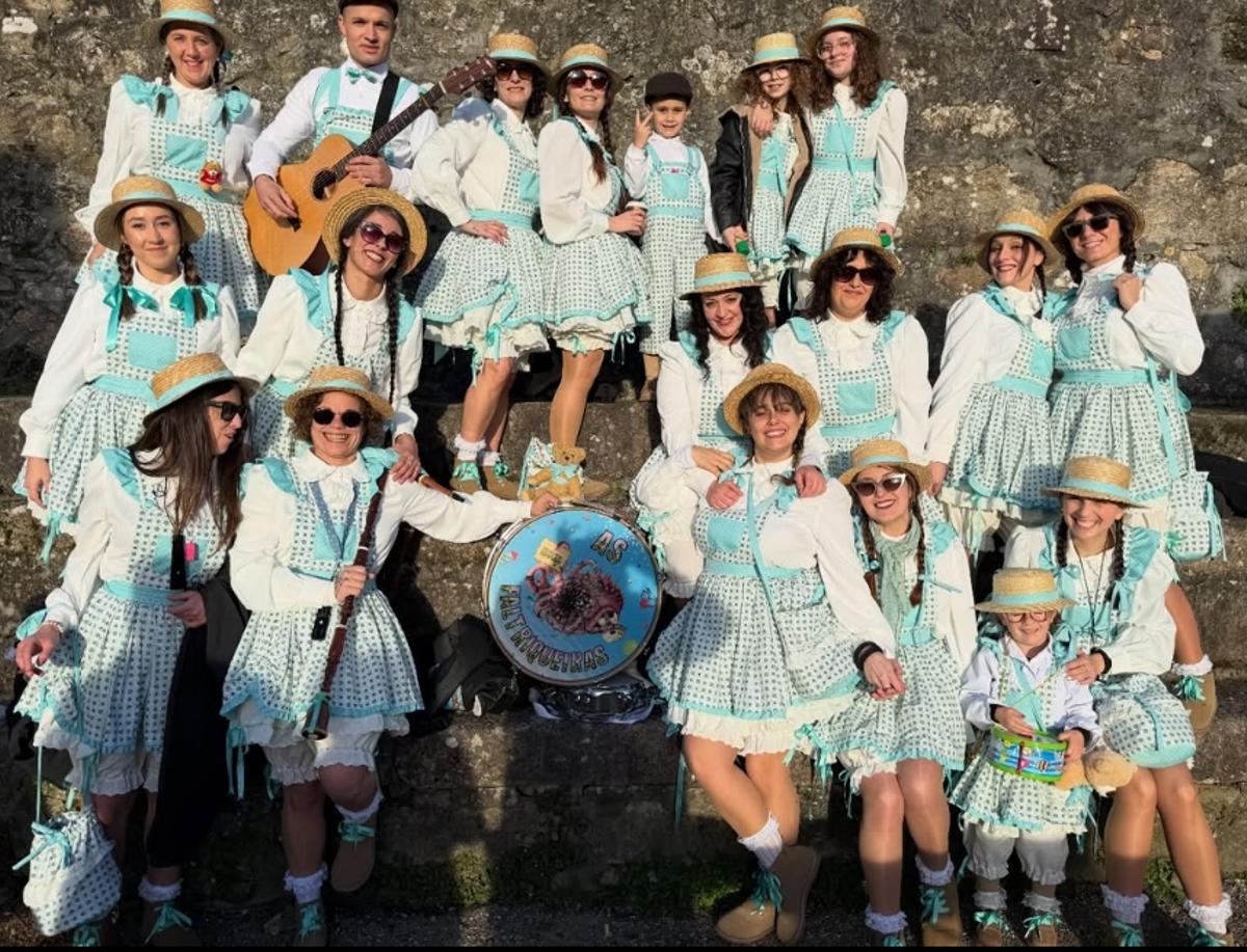 La comparsa de As Faltriqueiras con su disfraz para el Entroido 2026.
