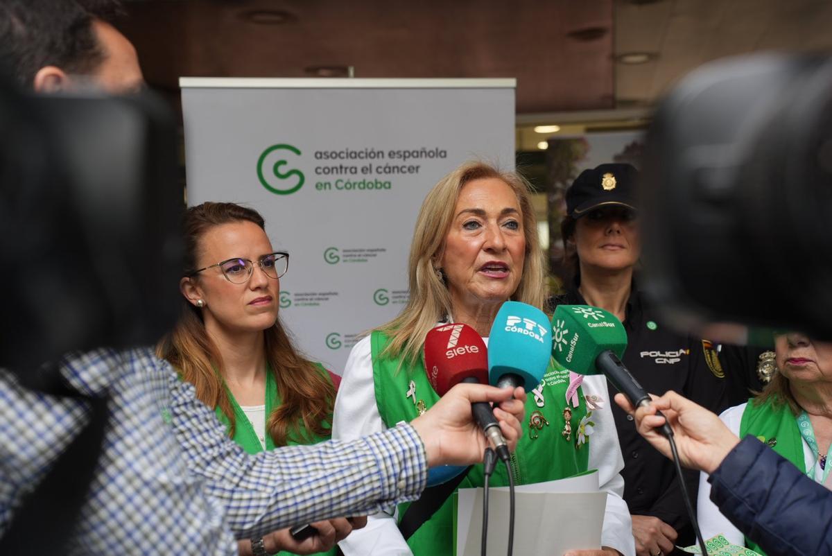 La presidenta de la AECC en Córdoba, María Auxiliadora Cabanás, durante su atención a los medios.
