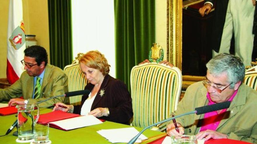 Pastor, Fernández Felgueroso y Santianes, firmando el convenio de colaboración entre el Ayuntamiento y Asprocon.