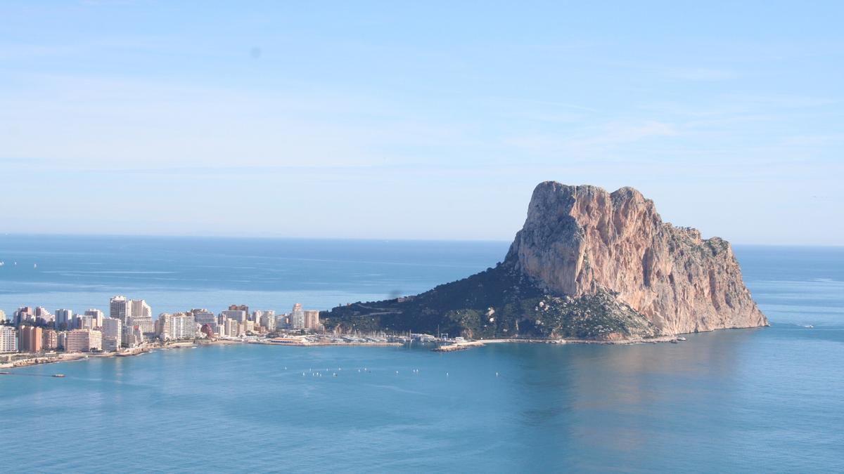 Rescatan en Calp el cadáver de uno de los bañistas desaparecidos al saltar desde el Peñón de Ifach.