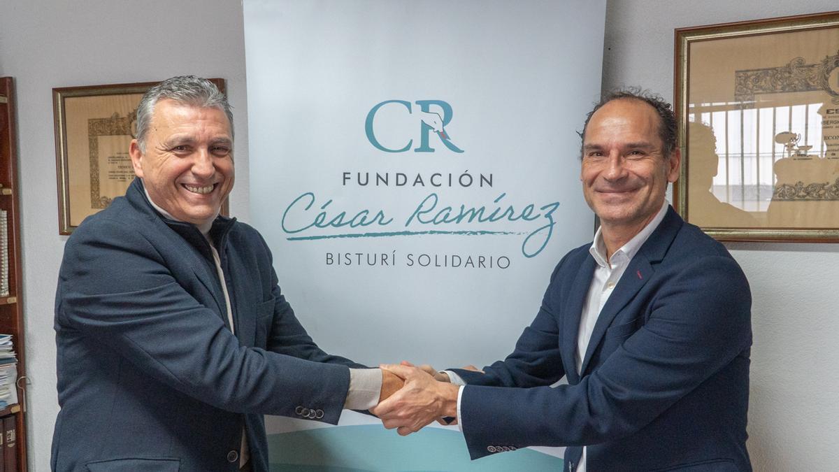 César Ramírez, presidente de Bisturí Solidario y Sergio Cuberos, director general de Maskom Supermercados.
