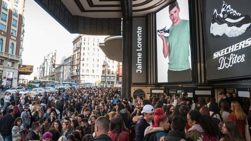 Cientos de personas a las afueras del cine Capitol.