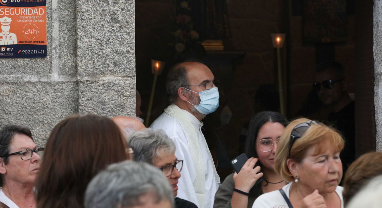 El cura Francisco Javier Ramírez sigue la misa solemne desde la puerta de salida de la iglesia. 