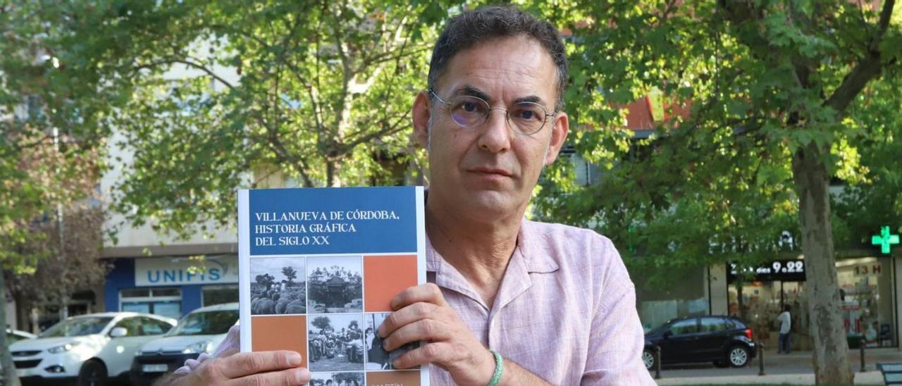 Martín López Vacas muestra su libro dedicado a Villanueva de Córdoba, que acaba de presentarse.