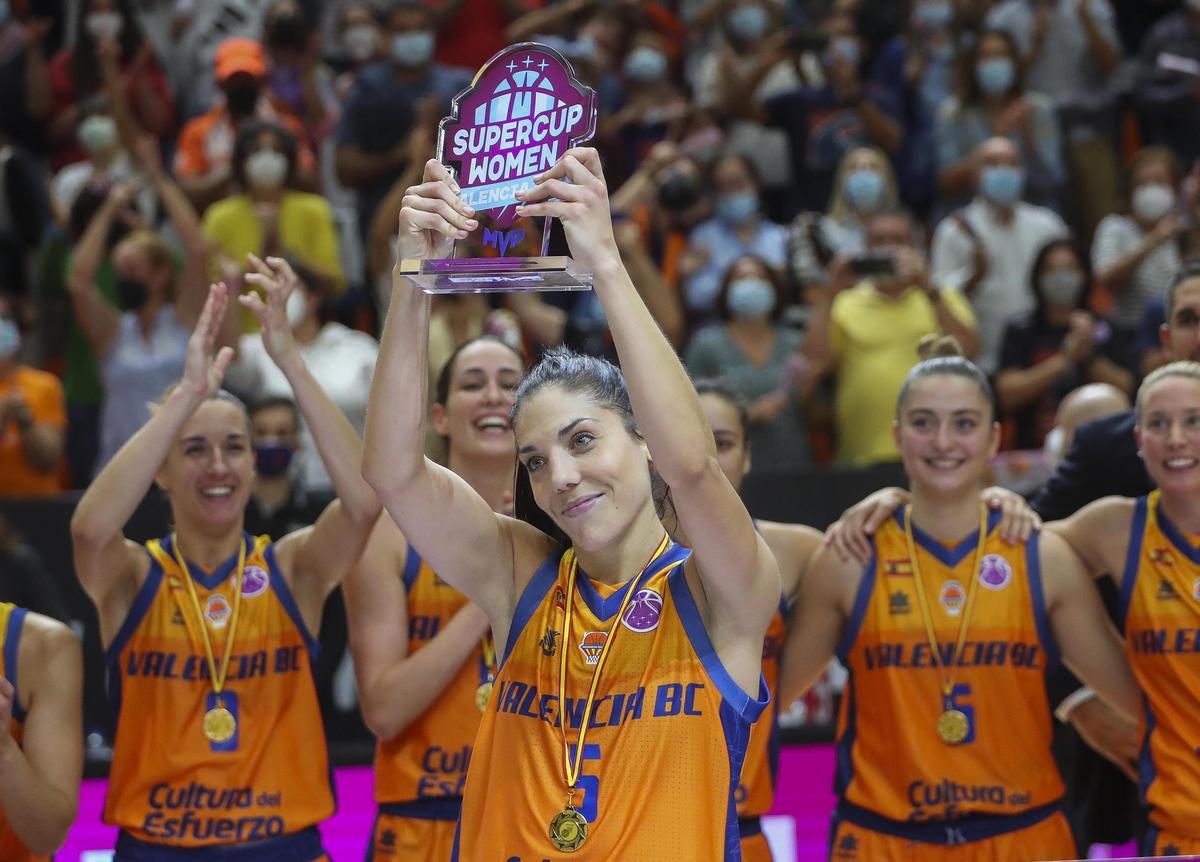 Cristina Ouviña, con el título de MVP de la final de la Supercup Women ante el Ekaterimburgo.