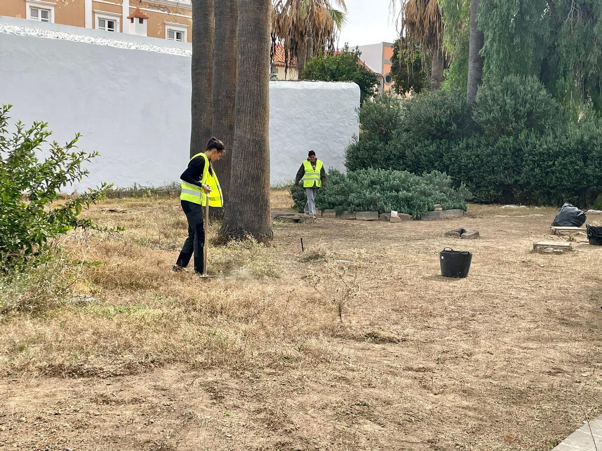 Dos trabajadoras de un convenio de empleo realizan tareas en el jardín