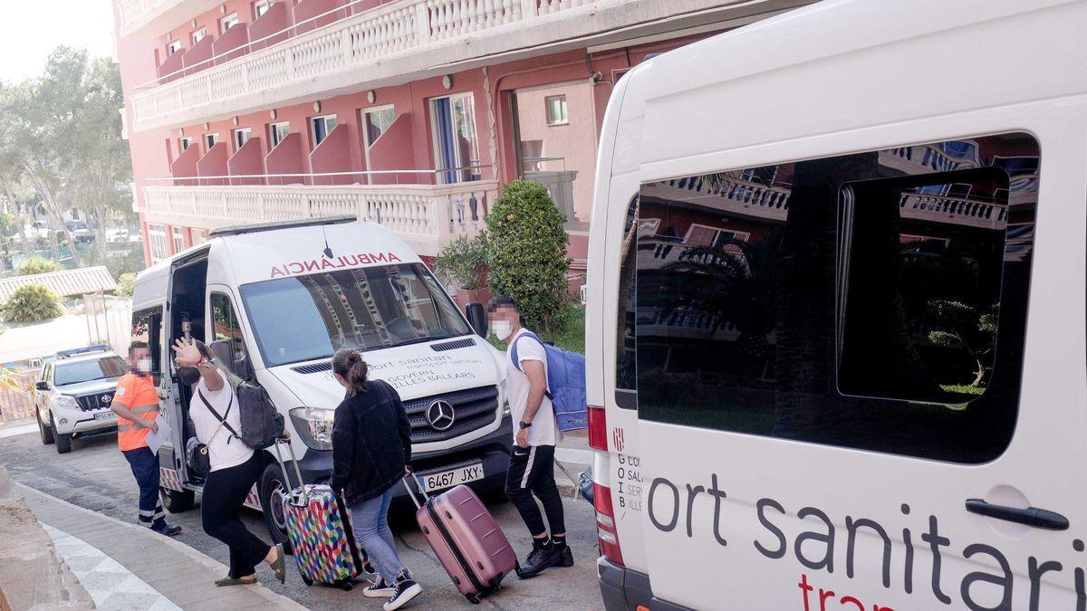 Estudiantes afectados por el macrobrote en Mallorca durante su traslado al hotel puente