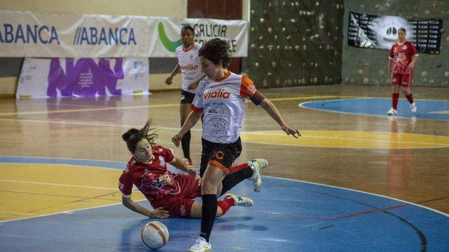 Marta gana un balón ante una rival del UCAM Murcia. // Carlos Peteiro