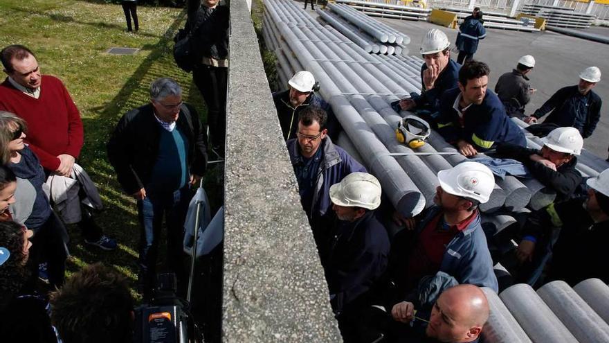 Los trabajadores de Montrasa, a la derecha, en el interior de Alcoa.