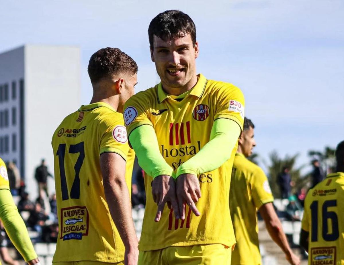 Adri Expósito celebra un dels gols del seu doblet.