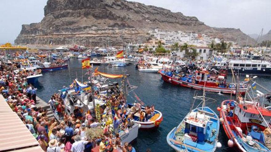 Llegada de la Virgen del Carmen de Arguineguín al puerto de la playa de Mogán. | santi blanco