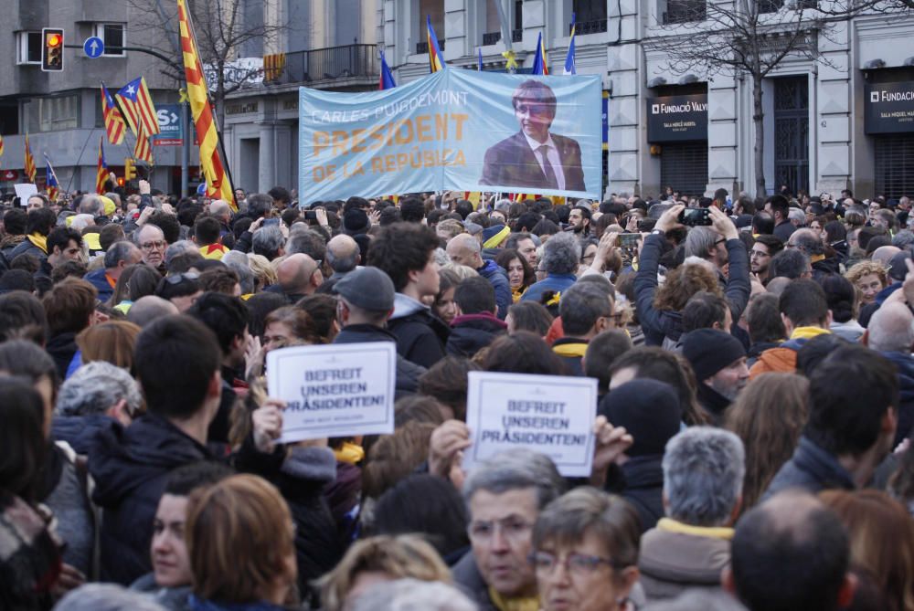 Milers de persones clamen per la llibertat de Puigdemont davant la subdelegació del govern de Girona