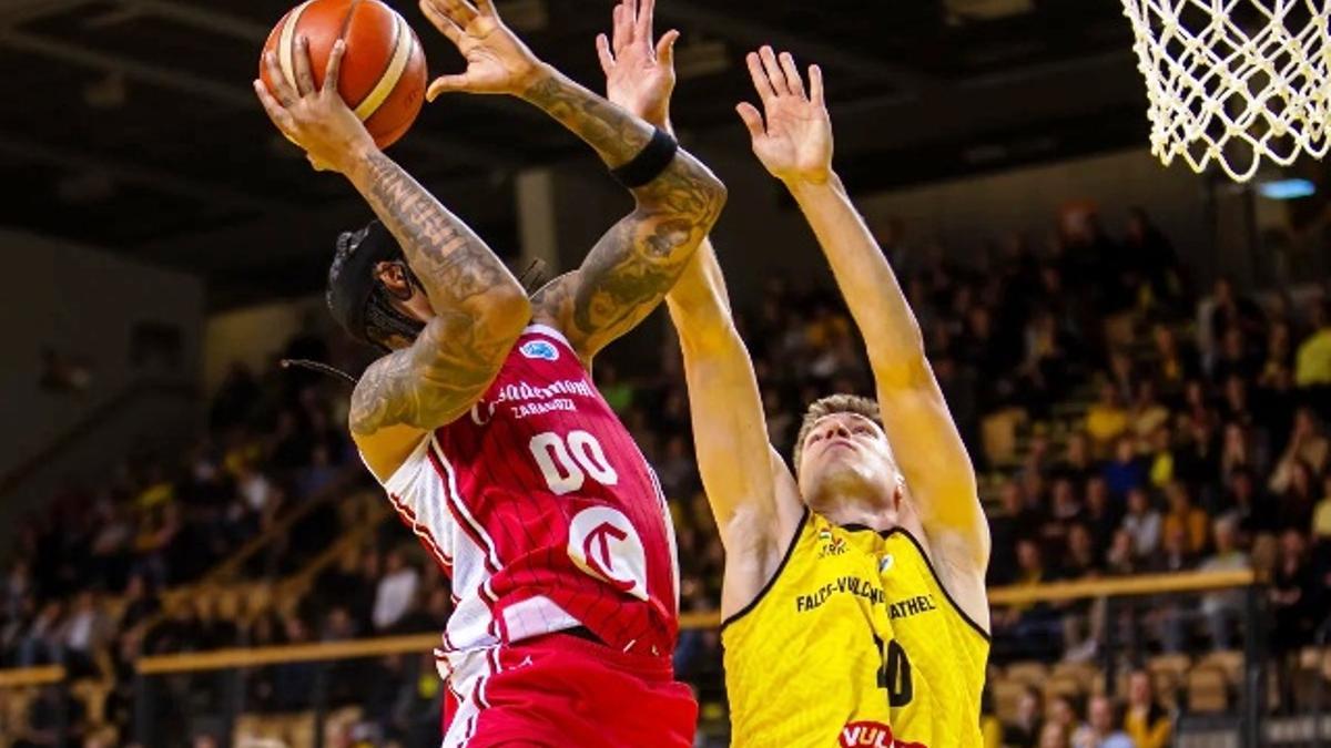 Robinson intenta anotar ante la defensa de Wojcik.