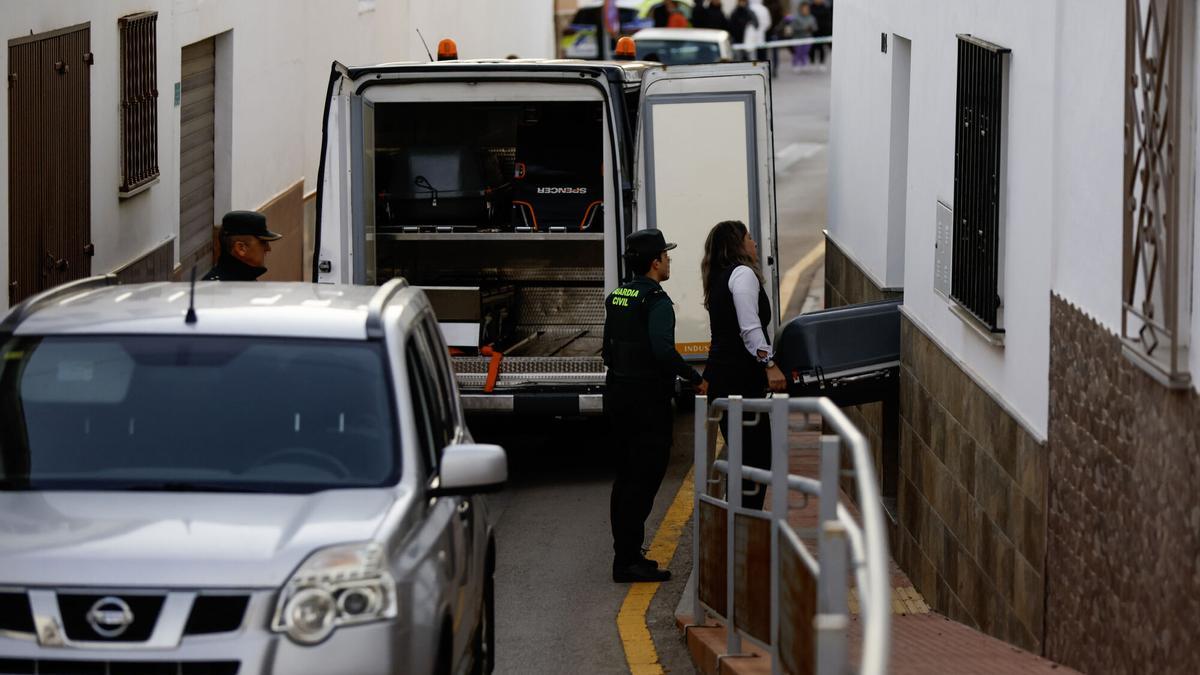 Trabajadores de los servicios funerarios retiran el cuerpo de una mujer de 25 años en Campillos