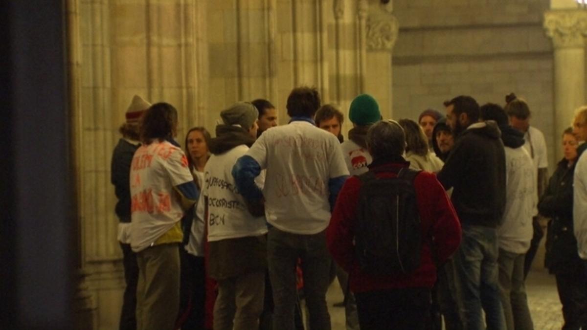 Socorristas de la Curz Roja se encierrane ne el Ayuntamiento de Barcelona