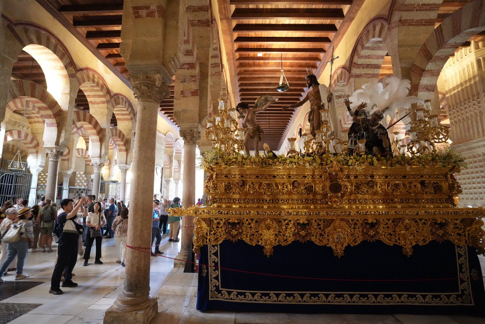 La imágenes del Magno Vía Crucis expuestas en la Mezquita Catedral