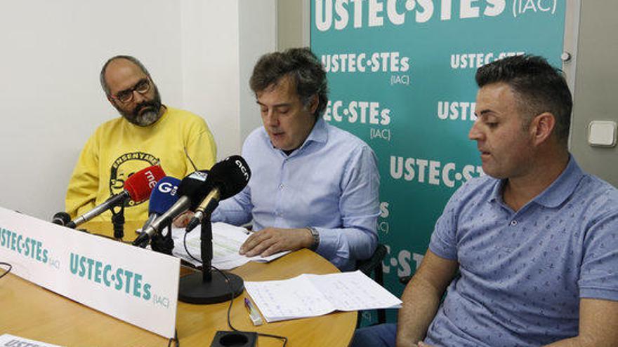 Membres del sindicat USTEC-STEs i el president de l&#039;AMPA de l&#039;escola Gaziel.