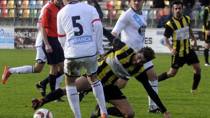 Los aurinegros jugaron en Cesantes con la vista puesta en la visita del Barco el domingo. // FdV