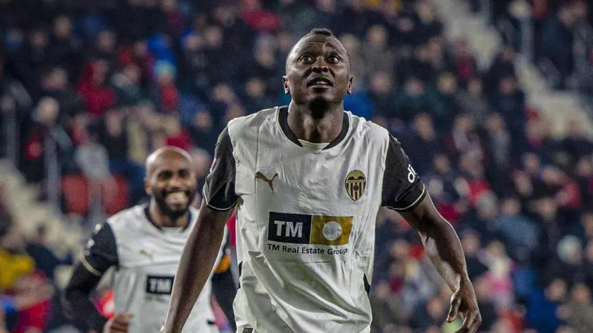 Umar Sadiq celebra un gol con el Valencia en Mestalla, estadio donde cayó en gracia del valencianismo