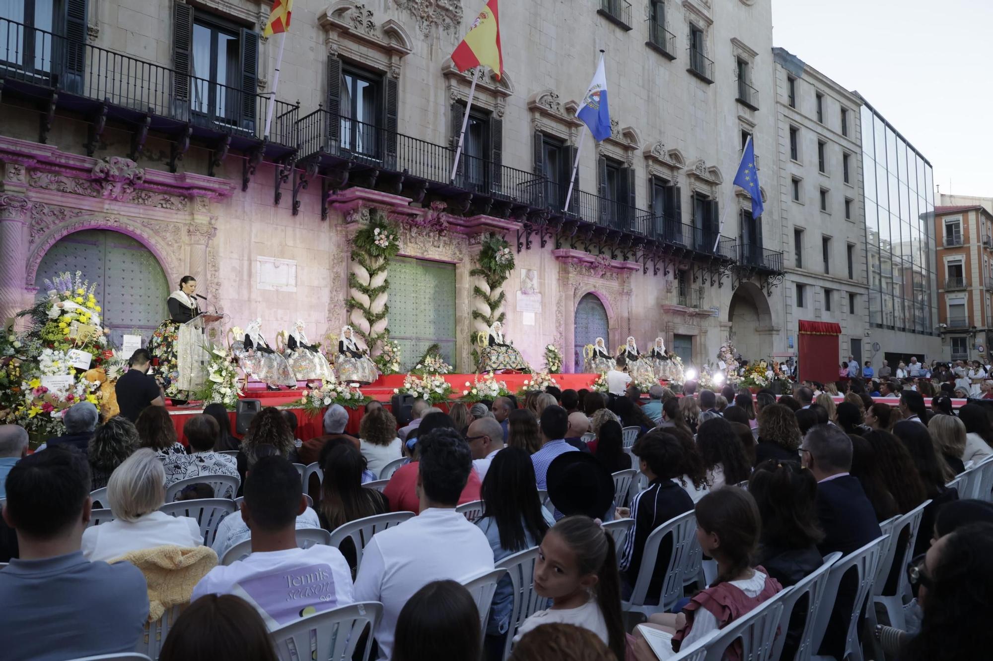 Las Hogueras de Alicante proclaman a su Bellea del Foc infantil 2025 y a sus damas