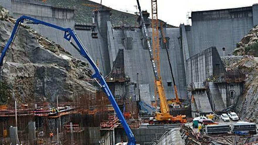 Trabajos de construcción en la central y presa de Daivôes.