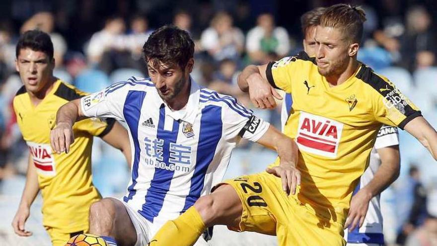 Granero y Gontán disputan el balón, ayer en Anoeta. // Javier Etxezarreta