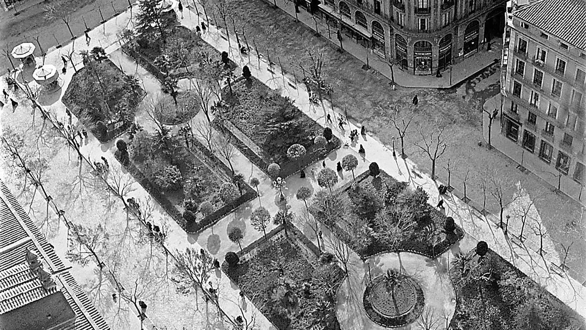 La plaza del Pilar en una imagen tomada desde la torre de Santiago del templo mariano y centrada en los jardines que la hermoseaban