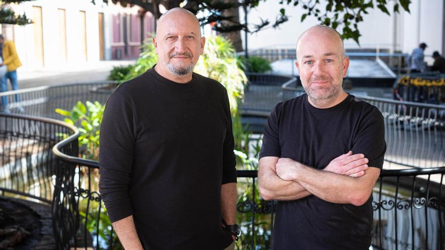 El director musical de Pieles, Jonatán Rodríguez, y el director de la Sociedad Filarmónica Nivaria, Miguel Ángel Expósito.