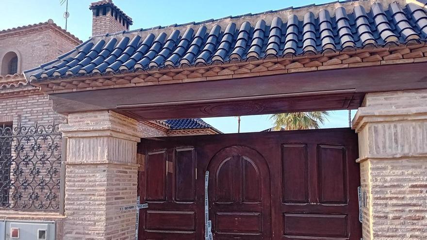 Encuentran un cadáver en el patio de un chalé de una urbanización de lujo en Torrevieja