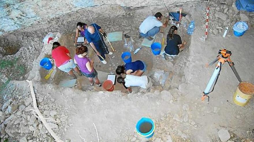 Imatge de les excavacions de la Balma del Gai