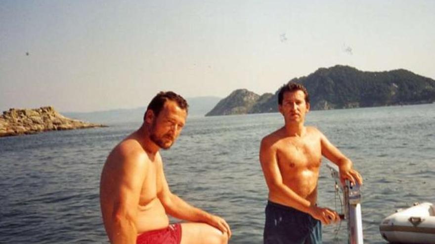Marcial Dorado con Feijóo en el barco del contrabandista en verano de 1995 en la ría de Vigo. / &#039;el país&#039;