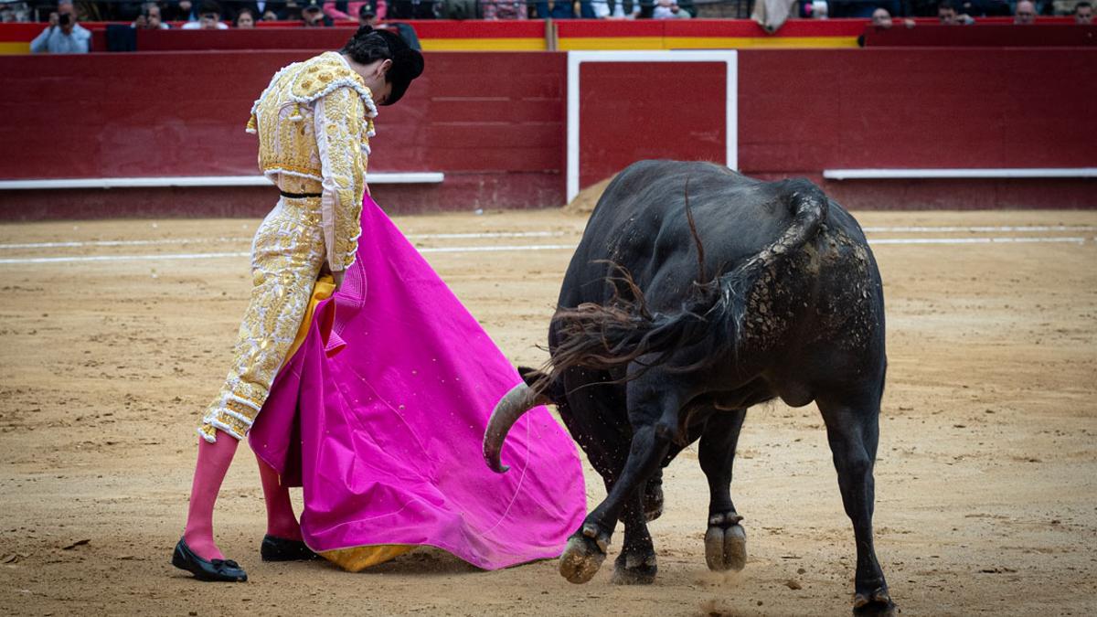 Juan Ortega esculpe una extraordinaria verónica al segundo toro en València