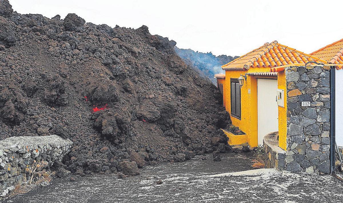 Erupción volcánica en La Palma | La lava se acerca lentamente al mar